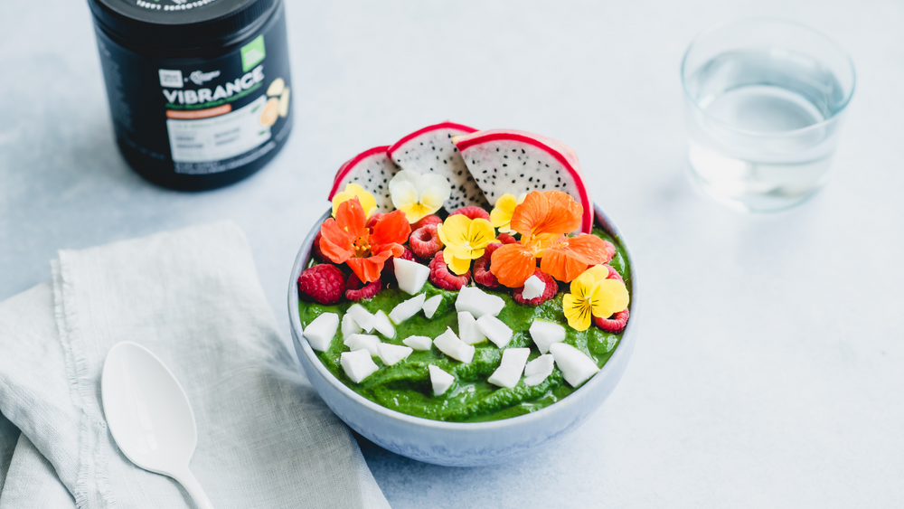 How To Make Your Own Antioxidant-Rich Smoothie Bowl at Home & 20 DIY Recipes